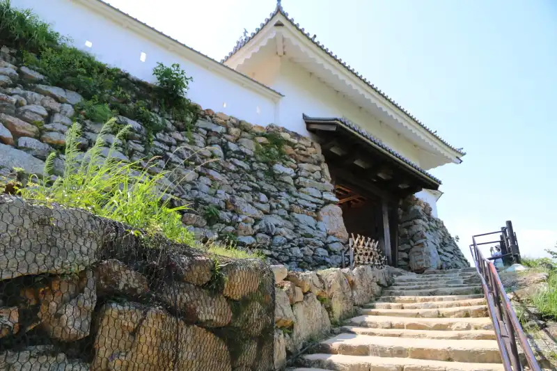 野面積みの石垣の上に復元されている浜松城の天守門