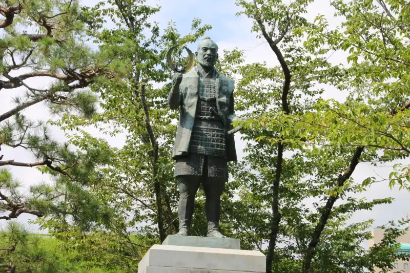 本丸跡に建てられている「若き日の徳川家康公像」