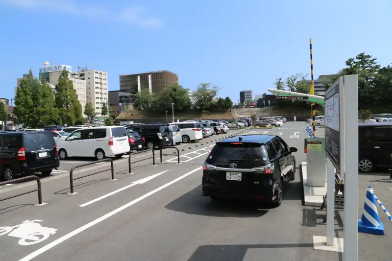 公園に隣接し車のアクセスが良い、浜松城公園駐車場