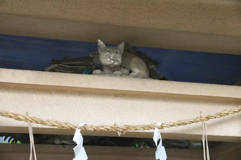 手水舎の上に座っているのは日光東照宮で有名な眠り猫
