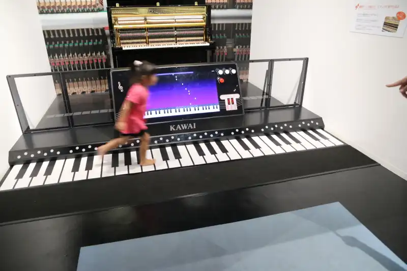 床の鍵盤を踏んで音を奏でるピアノ演奏体験コーナー