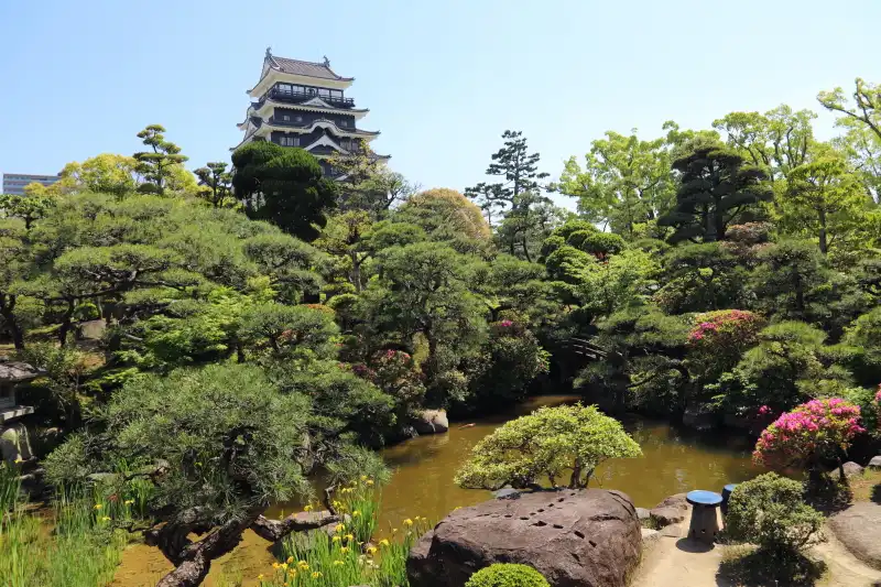 目の前に福山城の天守閣が見えるように設計されている中庭