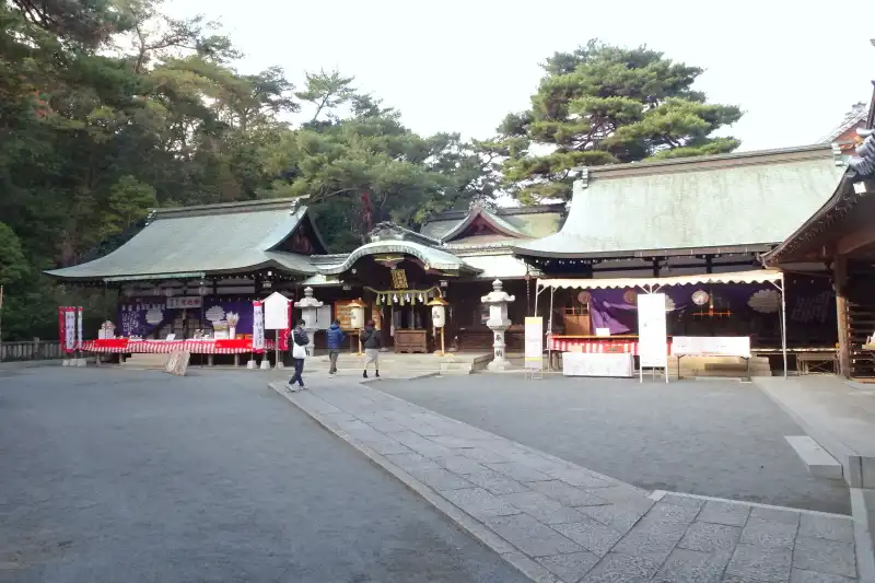 左に神饌殿、右に神楽殿が立ち、その中央に拝殿がある珍しい建築