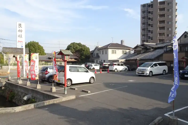 神社の南側に用意されている艮神社の参拝者駐車場