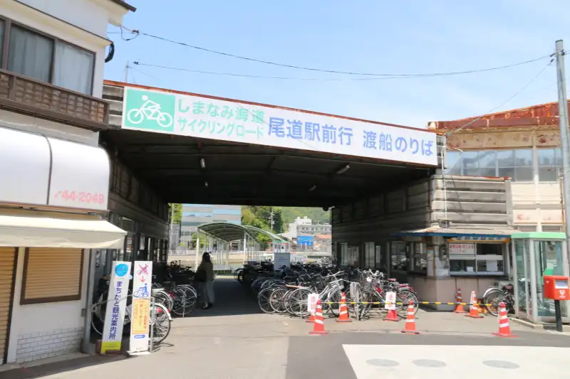 通勤通学の自転車が駐輪している向島側の乗り場