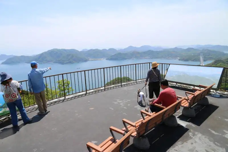 建物の屋上にはベンチもあり、ゆっくりと景色を堪能