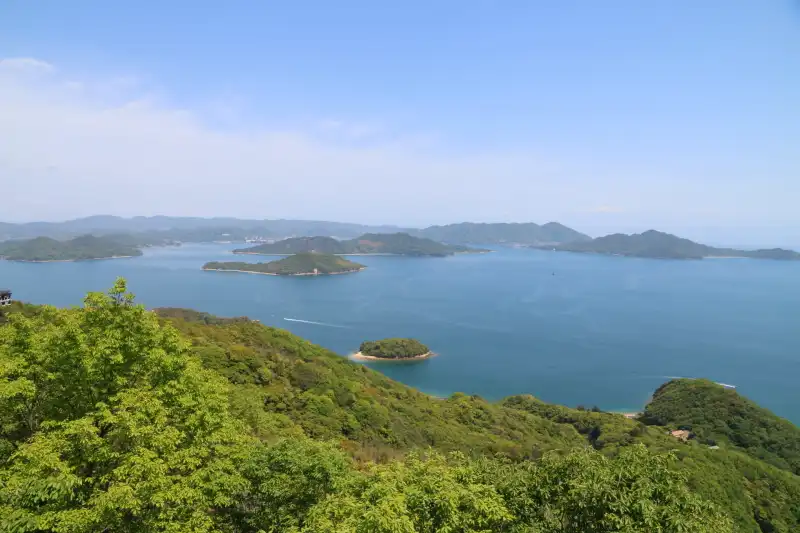 横島・田島・百島が海に浮かぶ東方向の景色