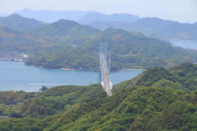 眼下に見える吊り橋は全長１２７０ｍの因島大橋