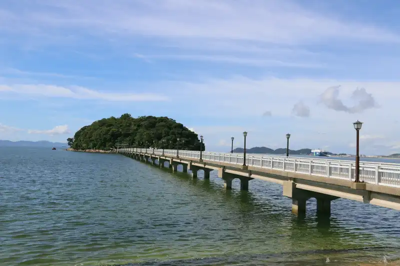 沖合の竹島まで一直線にのびる竹島橋