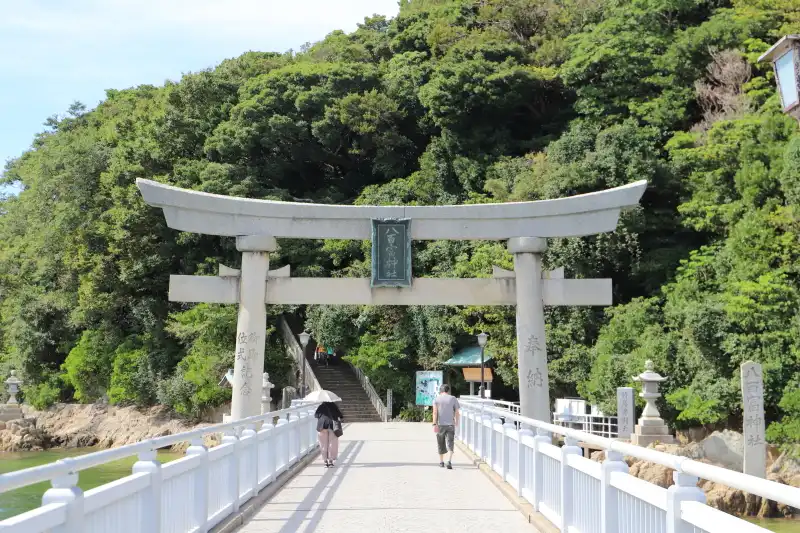 橋の終点となり、島の入口に立つ、八百富神社の鳥居