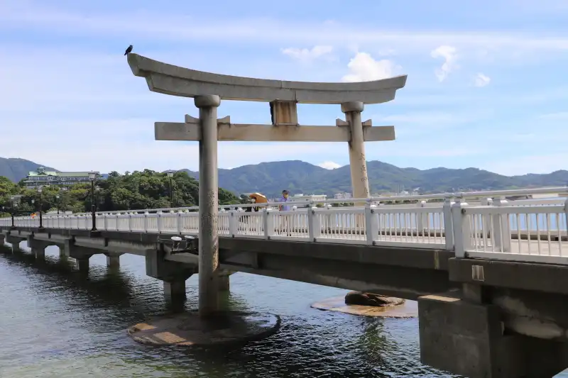 鳥居は橋の上に建てられており、海の上に浮かぶ参道