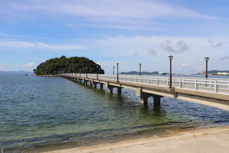 パワースポットの竹島へ渡る橋が架けられている場所