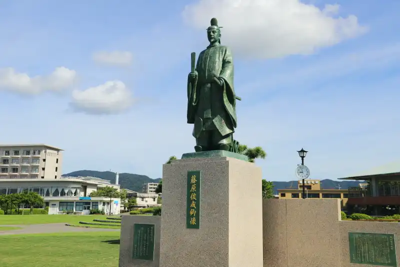 平安時代に蒲郡の発展に尽力した藤原俊成の銅像