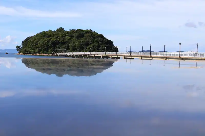 黒い大理石に竹島と空が反射して、まるでウユニ塩湖