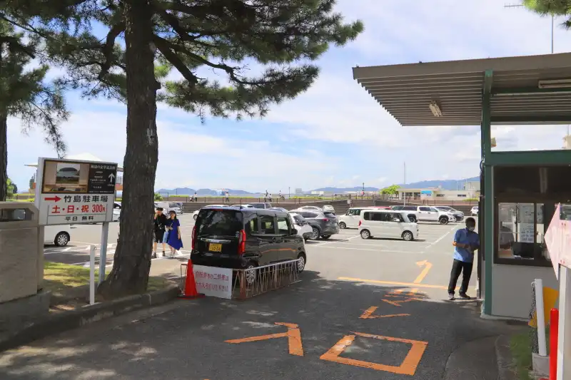 車のアクセスも良く、竹島園地に隣接する竹島駐車場