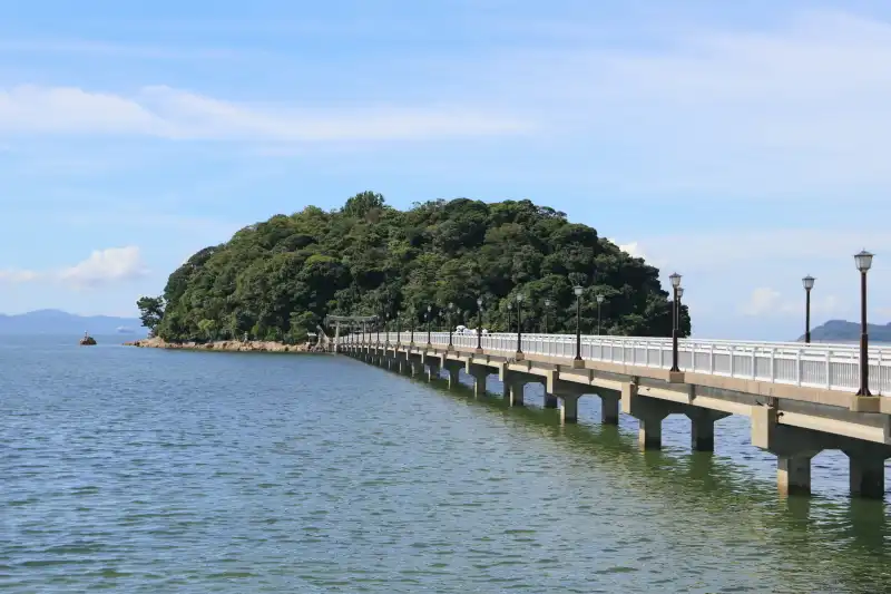 長さ３８７ｍの橋が架けられている観光スポットの竹島