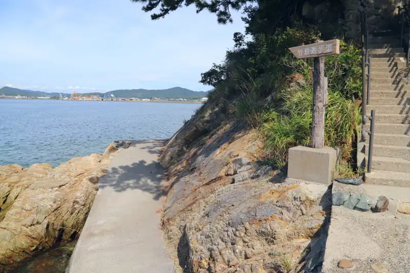 海岸沿いには遊歩道が整備され、景色を眺めながら歩くことが可能