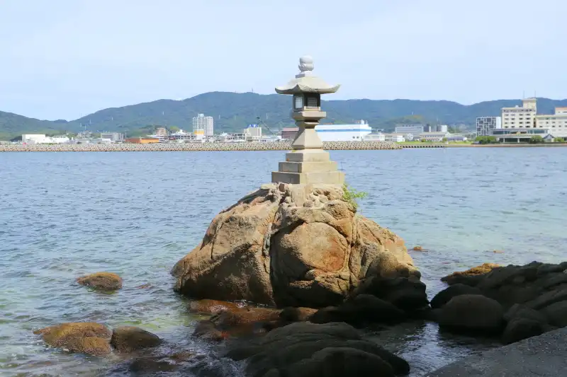 大きな岩の上に灯籠が建てられている焙烙岩（ほうろくいわ）