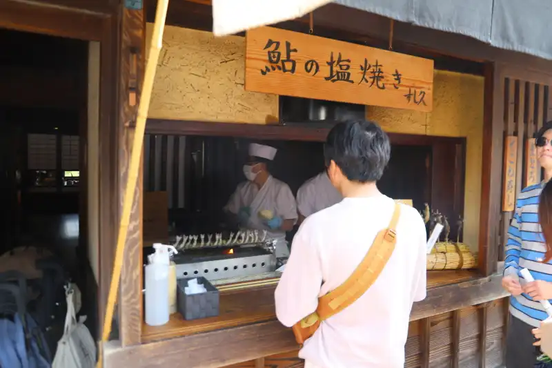 化粧塩をして一匹ずつ焼き上げる、「鮎の塩焼き」を店先で販売