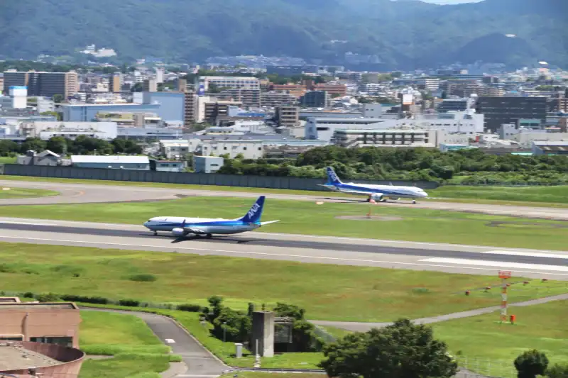 目の前が伊丹空港のため、離発着する飛行機も見える展望