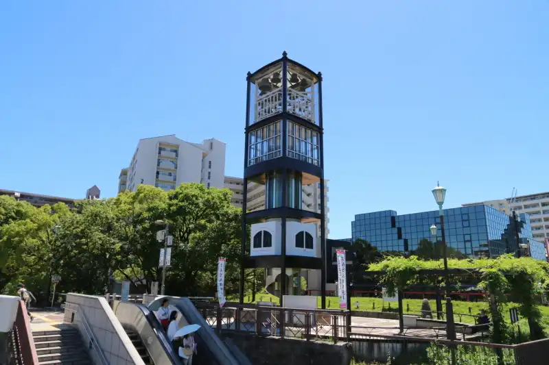 駅前のシンボルになっているカリヨン「フランドルの鐘」