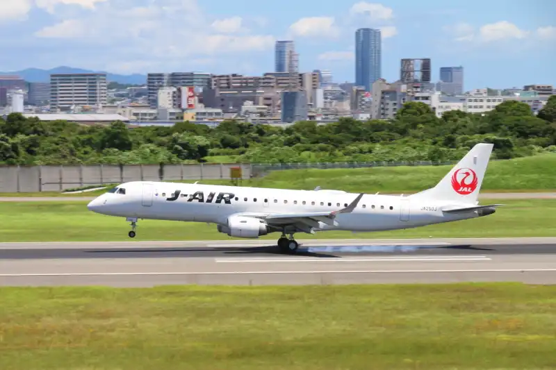 白煙を上げて飛行機が着陸する瞬間を目の前で見られる場所