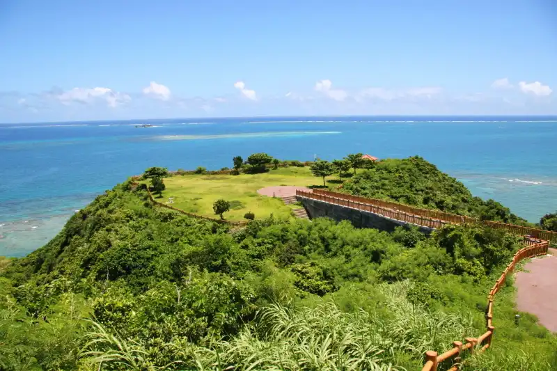 知念岬と海