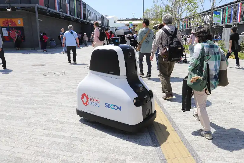 会場内をゆっくりと走りながら巡回する警備ロボット