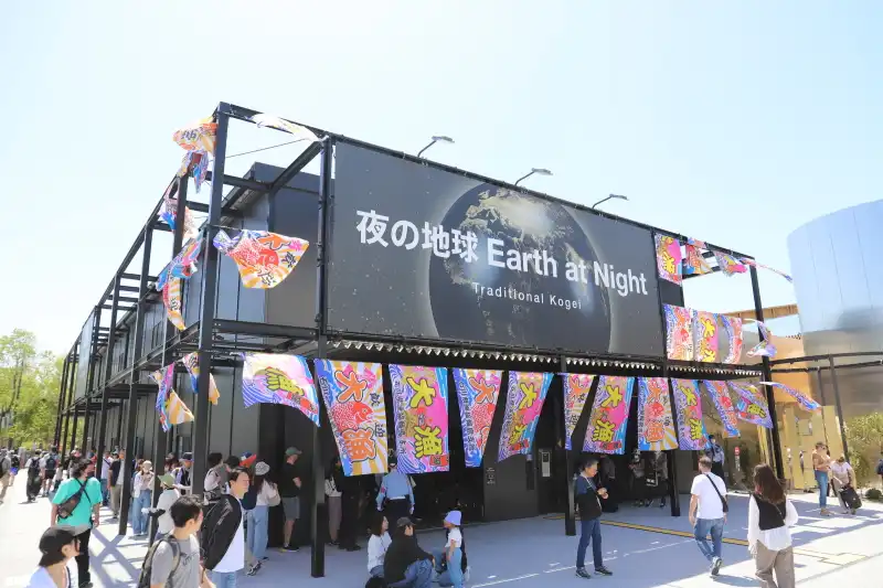 輪島塗の大型地球儀を展示する、夜の地球 Earth at Night パビリオン