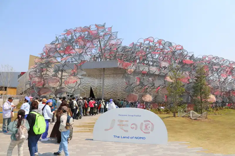 風で揺らぐような自由建築で建てられたパナソニック「ノモの国」