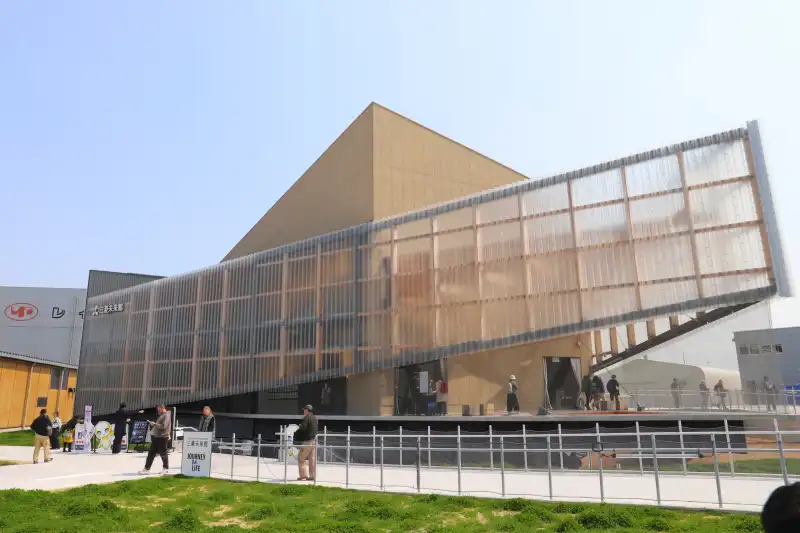 行列が日陰の地下のため、入館待ちしやすい三菱未来館