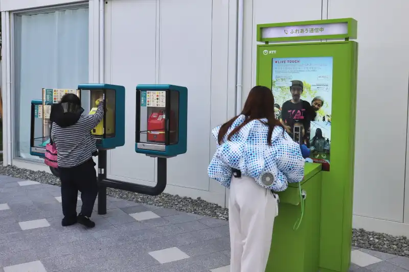 NTTパビリオンの横に設置されている公衆電話を利用した体験コーナー