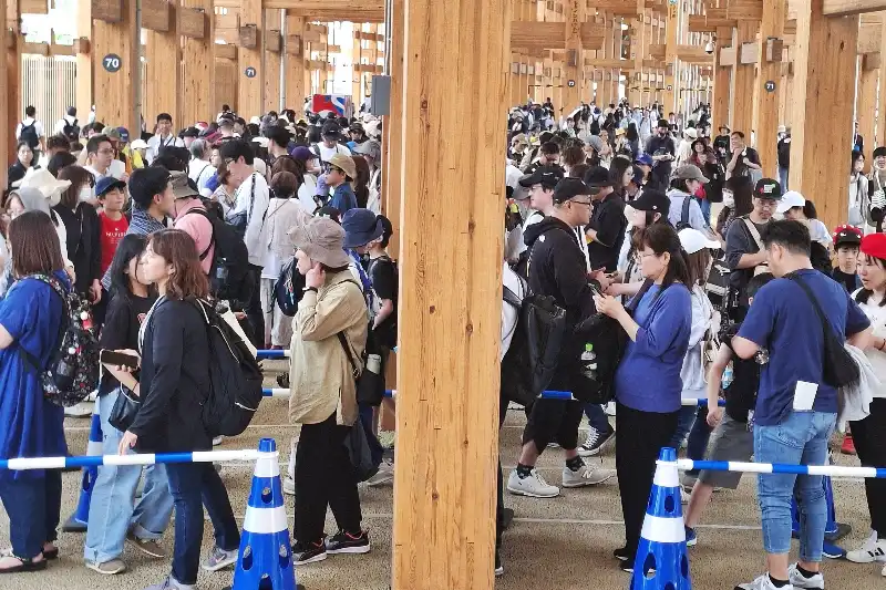 人気パビリオン並となっているミャクミャクくじの順番待ち行列