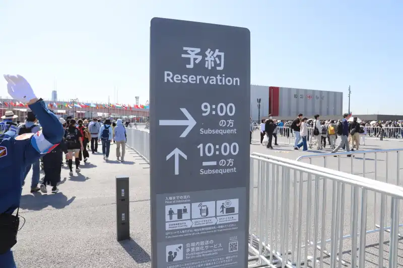 夢洲駅を出ると予約時間の列を進みゲート前で待機