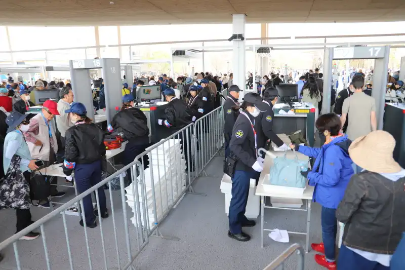 やっとゲートまで進むと出てくる空港と同様の手荷物検査