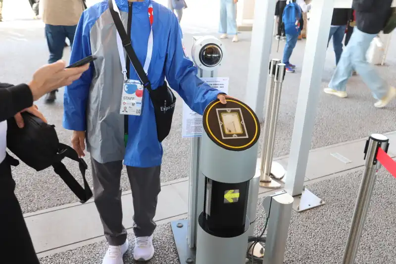 QRコードを機械にかざすと受付が完了し、万博会場へ入場