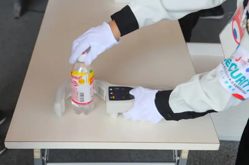 ペットボトルはカバンから出して液体検知装置で検査