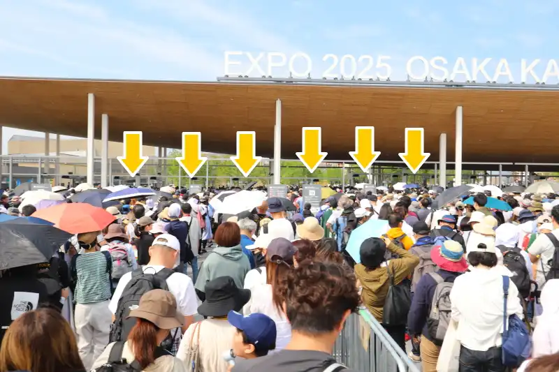 東ゲートの白い柱の間は3つのレーンで構成