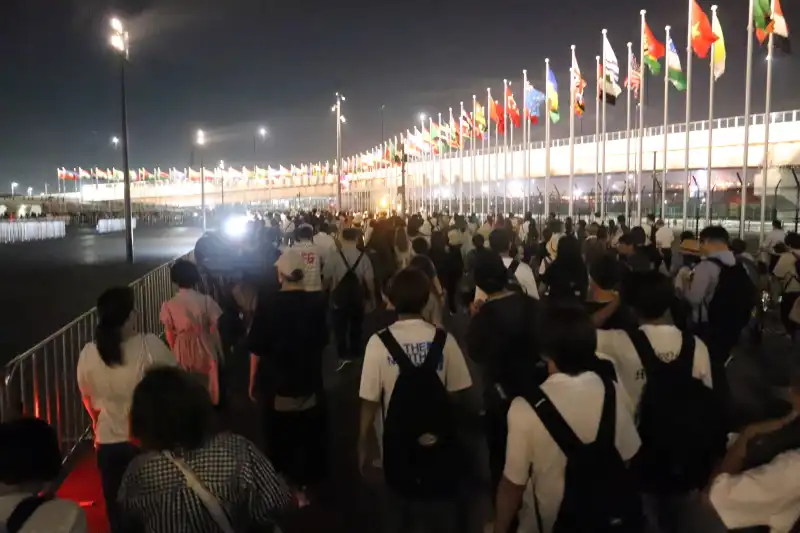 夜21時頃は帰宅者が多く大混雑でゲートを出て駅まで大回りの順路