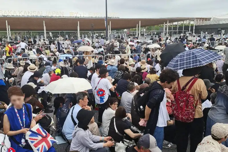 ゲート前に朝7時50分着でも既にこの大行列