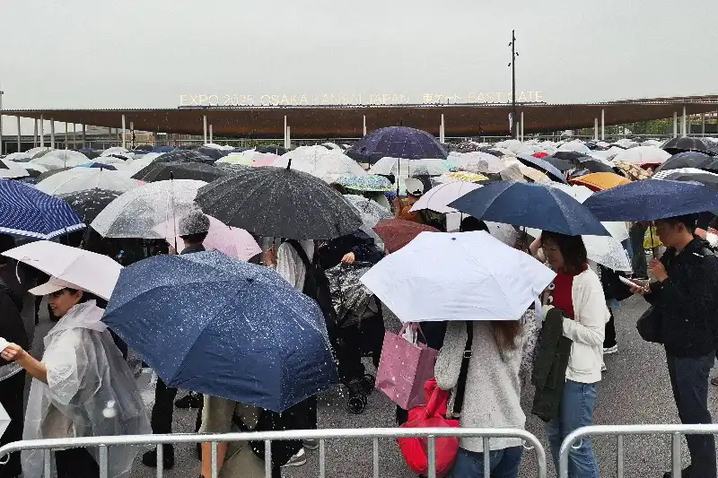 雨の日の行列待ちは隣の傘からの水滴で濡れることもあり、大変