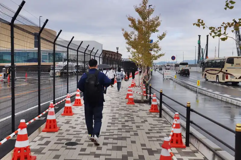 東ゲートと西ゲートをつなぐ、歩行者専用の歩道