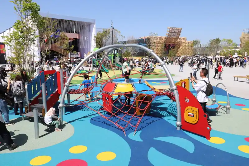 子どもたちが元気いっぱいに遊べる遊具広場も完備