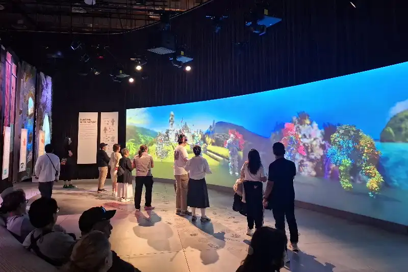 フィリピン館ではスクリーンの前に立つとユニークな自分の分身が登場