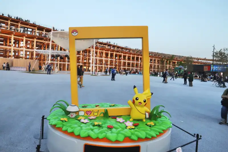 フレームに入ってピカチュウと記念写真、ポケモンフォトスポット