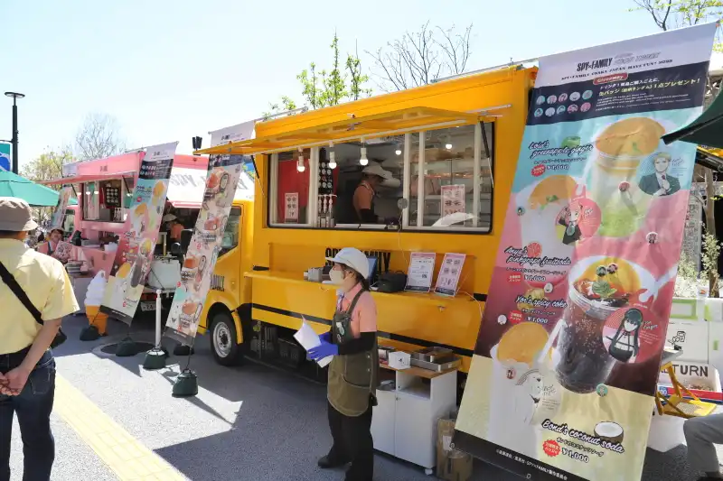 ハンバーガーやスイーツを販売するキッチンカー