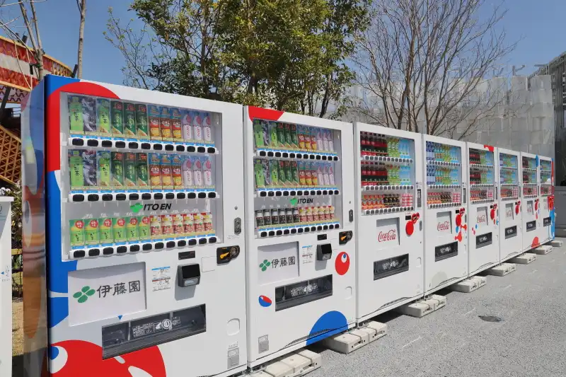 たくさん並び手軽に購入できる自動販売機。価格は160円~200円