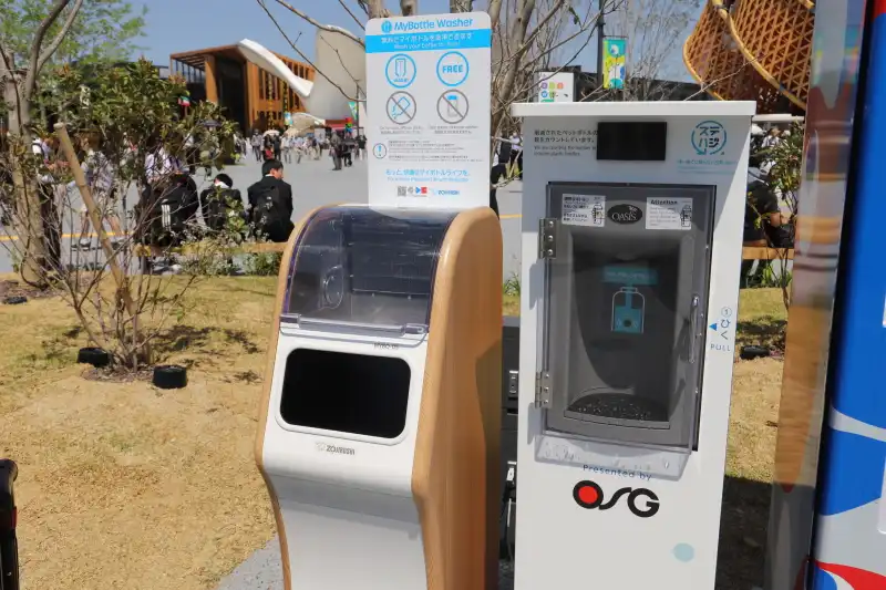 ペットボトルや水筒をセットして使用する冷水の給水器(無料)