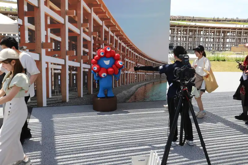 北欧パビリオンの近くにあるミャクミャクの記念写真サービス