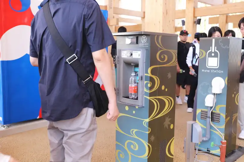 ペットボトルや水筒に冷水が入れられる給水器(無料)